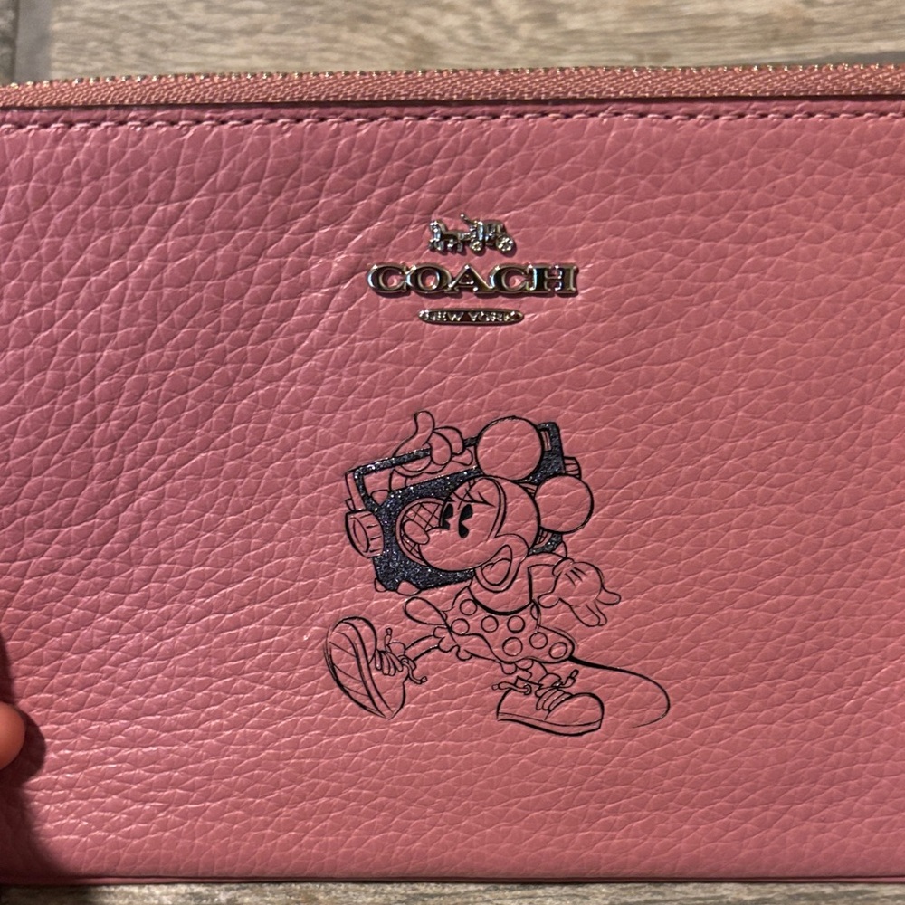 Coach Pink Wristlet with Character Motif-Disney Minnie Mouse-new without tag - Picture 2 of 7